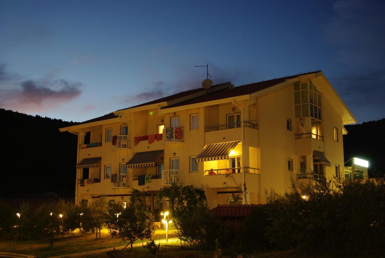 Hotel Zlatni Lav Martinscica  Exterior photo